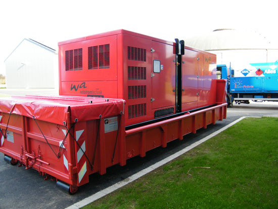 Stromaggregat TYP WA-DG 670 "S" mit einer Leistung von 670 kVA im Aggregatcontainer in Feuerwehr Ausrüstung, aufgebaut auf einen Abrollunterbau mit elektrischer Kabeltrommel zur Aufnahme von 25 Metern Kabel in H07-RNF