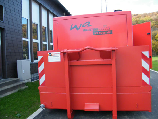 Stromaggregat TYP WA-DG 670 "S" mit einer Leistung von 670 kVA im Aggregatcontainer in Feuerwehr Ausrüstung, aufgebaut auf einen Abrollunterbau mit elektrischer Kabeltrommel zur Aufnahme von 25 Metern Kabel in H07-RNF
